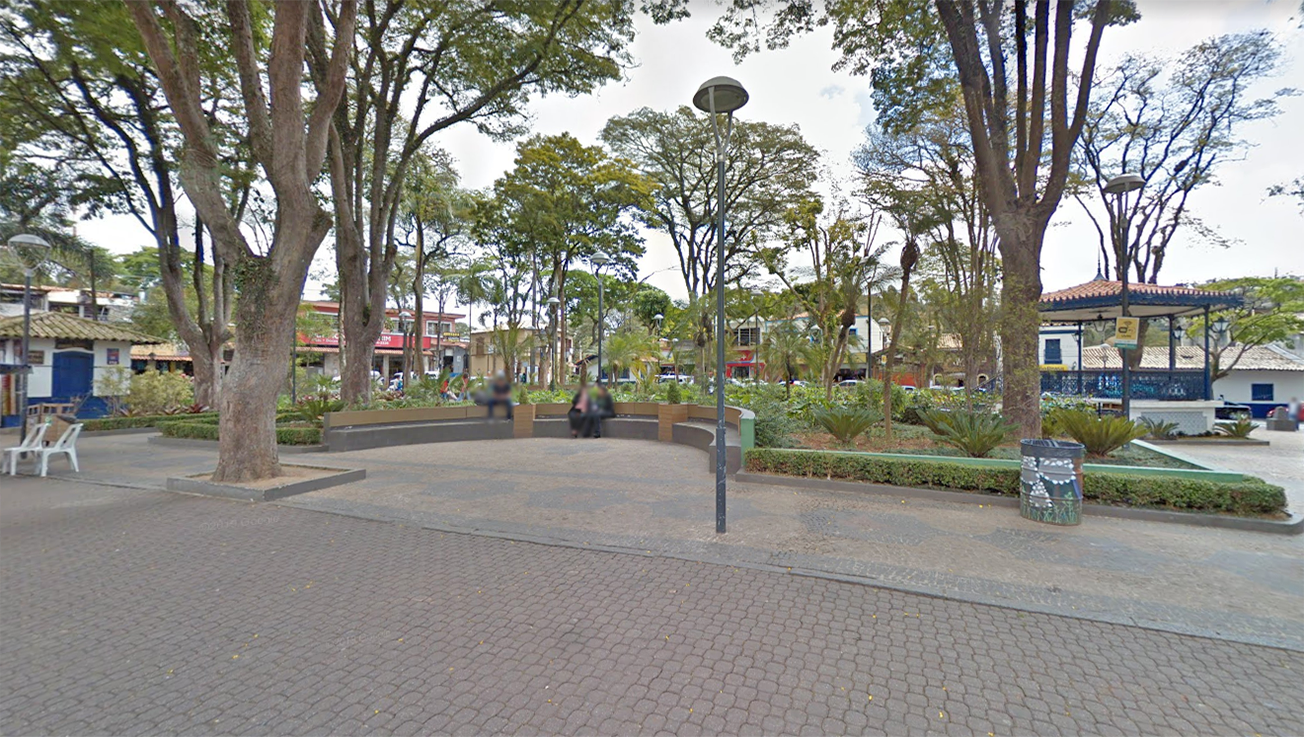 Vista da praça central de Embu das Artes, em frente a pastelaria.